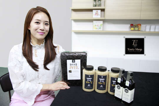 GS홈쇼핑이 프리미엄 식품 방송인 '테이스티샵'의 첫 방송 제품으로 선보이는 '유기농 쌀+김+간장세트'(4만9800원). GS홈쇼핑 제공